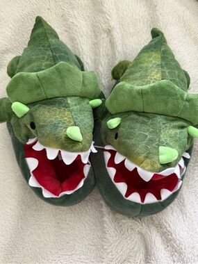 Kids Green Dinosaur Plush Slippers - Cozy Crocodile Design NWT